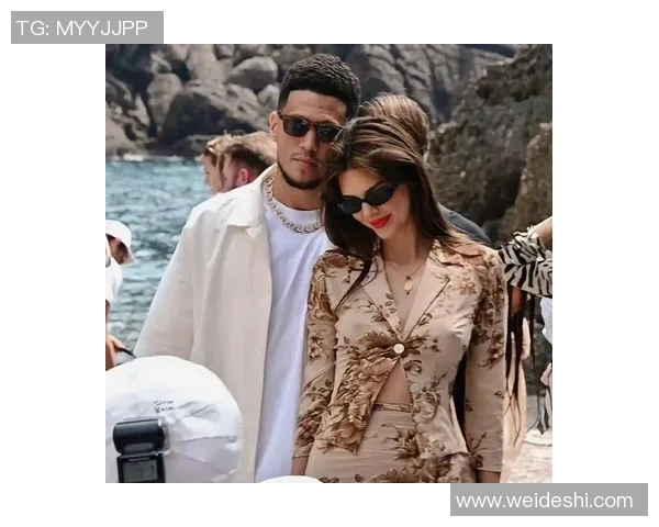 布克被曝与女明星亲密互动引热议 绯闻曝光引发社交媒体热潮